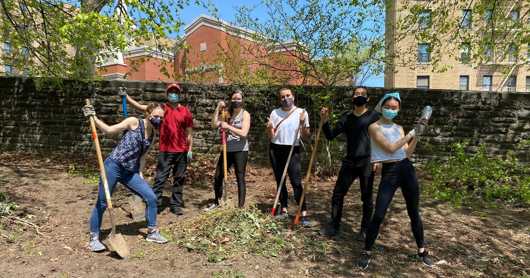 A group of One To World Volunteers pose in Fort Tryon Park
